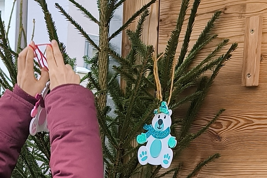 Bastelarbeiten der Klassen schmücken nun die Bäume